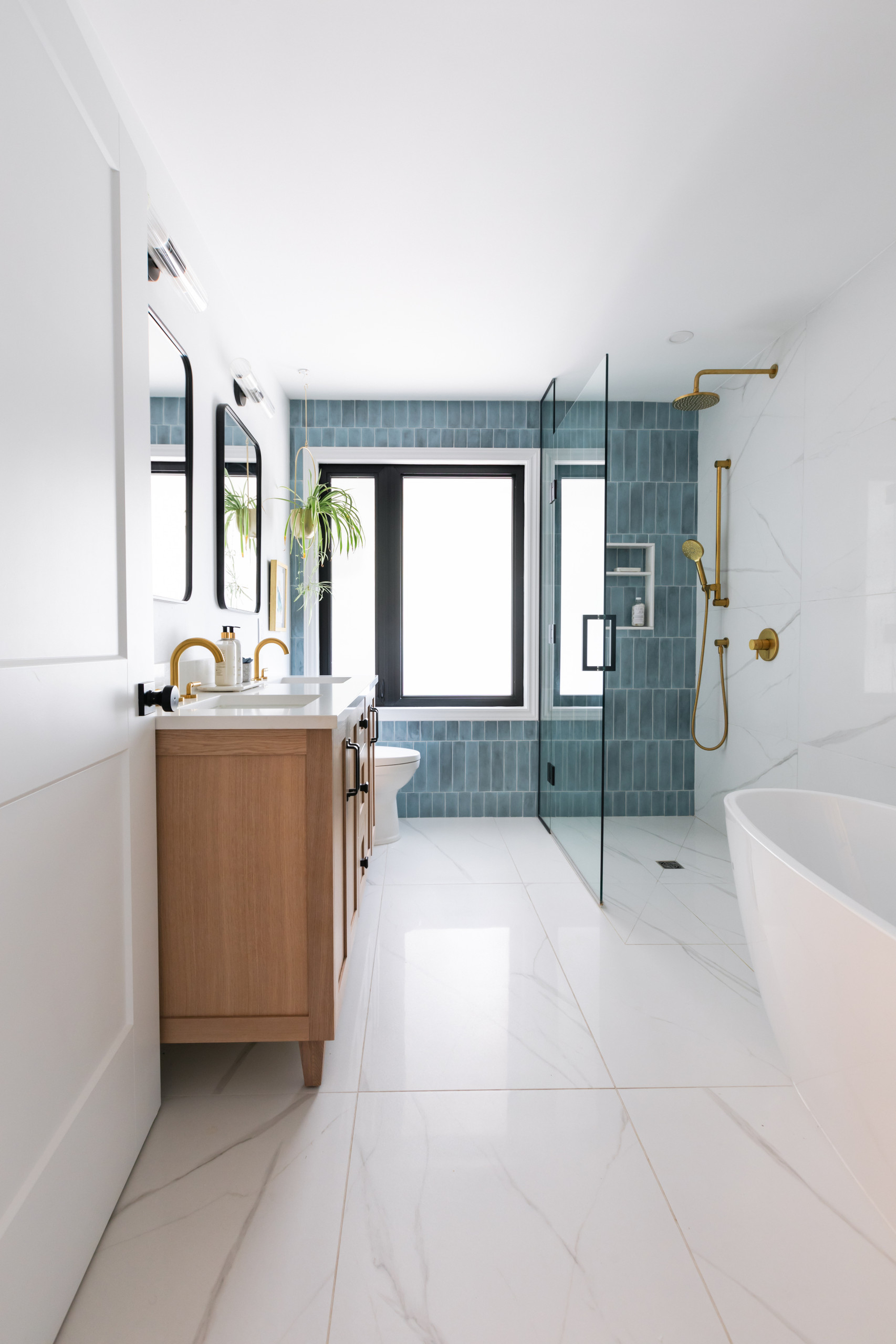 Helles, zugängliches Badezimmer mit bodennaher Dusche
